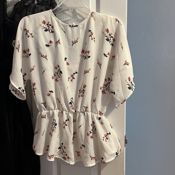 White blouse - Picture 2 of 2